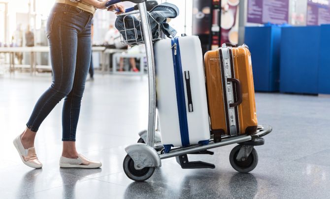 Kobieta z bagażem na lotnisku