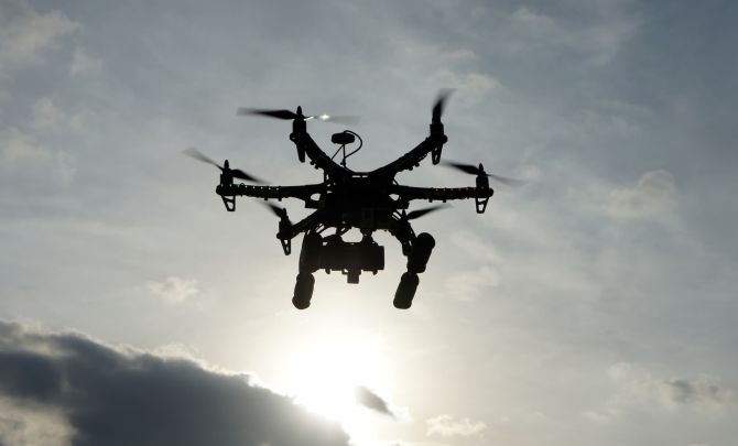 Dron na tle słońca