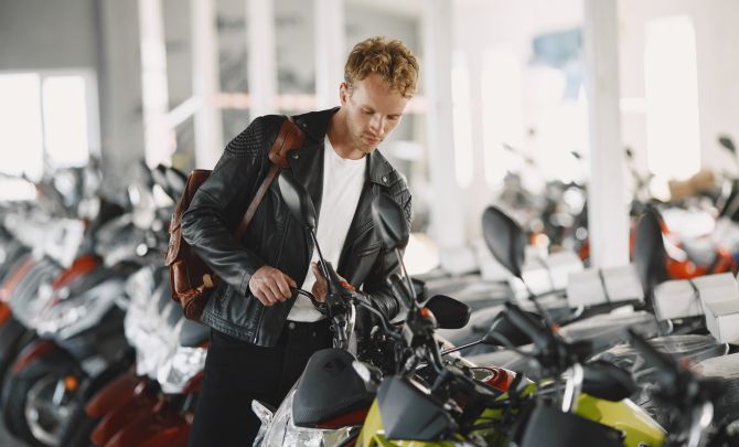Mężczyzna ogląda motocykl do umowy leasingu