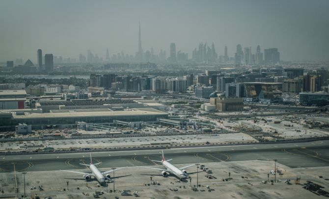 Samoloty na lotnisku w Dubaju