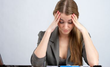 kobieta zastanawia się jak zgłosić szkodę z OC