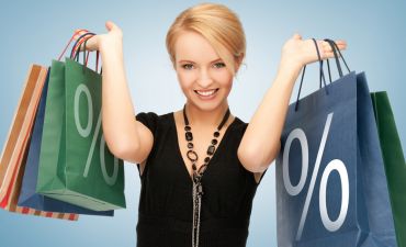 kobieta z torbami na zakupy