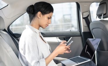 kobieta pisząca SMS-a w samochodzie