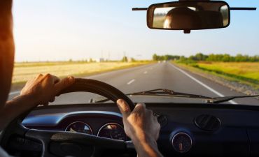 Mężczyzna jedzie samochodem za granicę