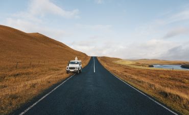 biały samochód terenowy na poboczu opustoszałej drogi