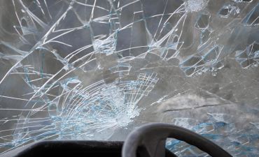 Pęknięta czołowa szyba samochdowa