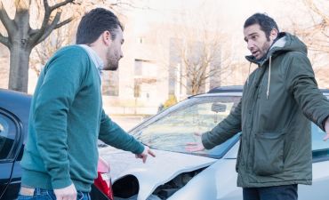 kierowcy ustalają sprawcę kolizji