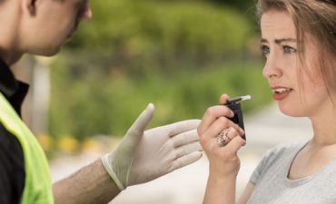 policjant sprawdza trzeźwość kierowcy