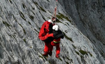 Ratownicy wciągani na linie