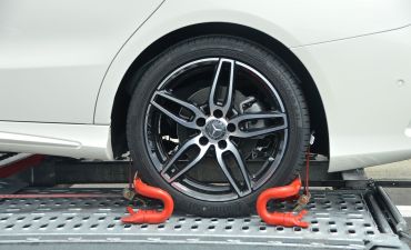 zbliżenie na koło samochodu przypiętego do lawety