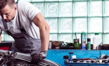 mechanik naprawia auto na koszt ubezpieczyciela