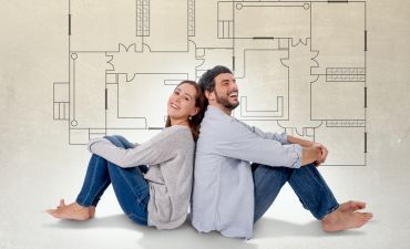 młoda para wybiera ubezpieczenie mieszkania pod kredyt