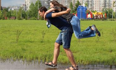 mężczyzna i kobieta na spacerze