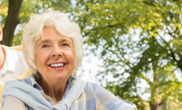 uśmiechnięta para starszych osób na spacerze