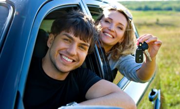 zadowolona para wyglądająca przez okna samochodu