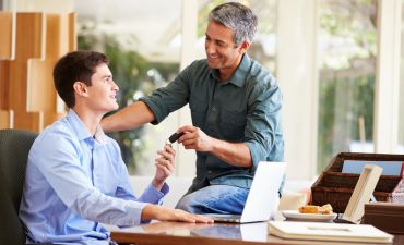 ojciec daje synowi kluczyki do samochodu