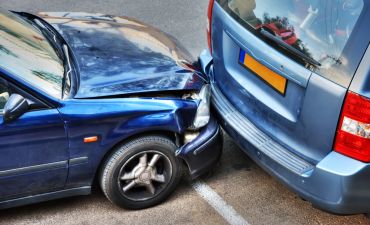 Stłuczka dwóch samochodów za granicą