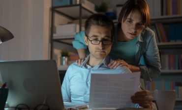 młode małżeństwo sprawdza warunki ubezpieczenia