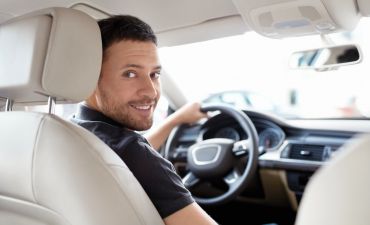 mężczyzna za kierownicą, który skorzystał z ochrony zniżek OC