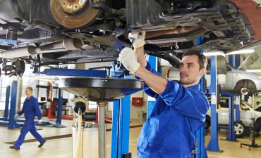 mechanik naprawia podwozie auta
