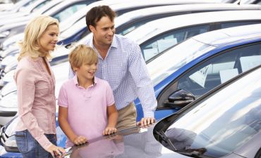 Rodzina wybiera samochód