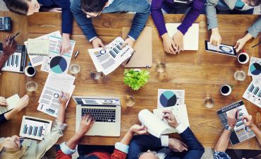 Ludzie sprawdzają czym zajmuje się Ubezpieczeniowy Fundusz Gwarancyjny (UFG)