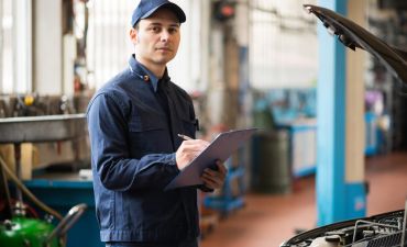 mechanik wycenia samochód