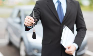 agent oddający kluczyki do samochodu