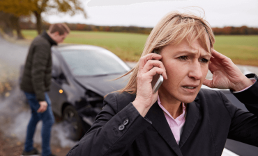 wypadek - kobieta dzwoni po pomoc