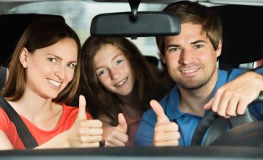 Córka z rodzicami w samochodzie