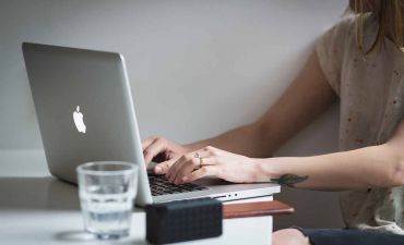 kobieta szukająca nowej polisy OC