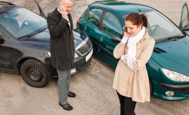 kobieta i mężczyzna wzywający pomoc drogową