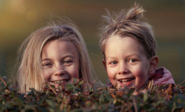 dwoje uśmiechniętych dzieci