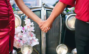 małżeństwo przy samochodzie