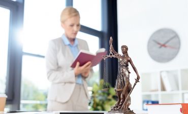 kobieta czyta o ubezpieczeniach obowiązkowych