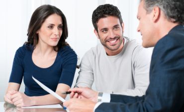 Ludzie zastanawiają się ile kosztuje ubezpieczenie samochodu