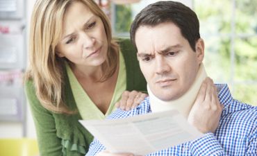 niezadowolona para czytająca dokumenty