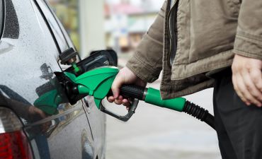 Kierowca tankuje samochód