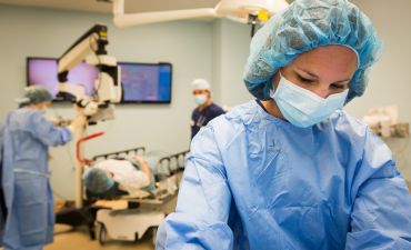 Pacjent podczas operacji, który ma ubezpieczenie zdrowotne w Signal Iduna