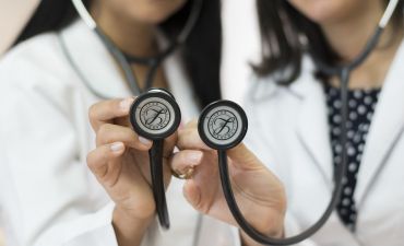 Lekarze, który przygotowują się do badania