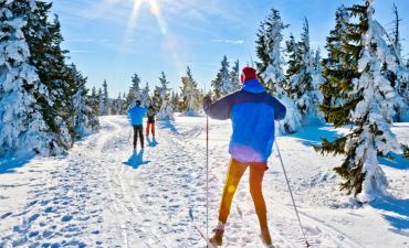 narciarze na stoku w Czechach