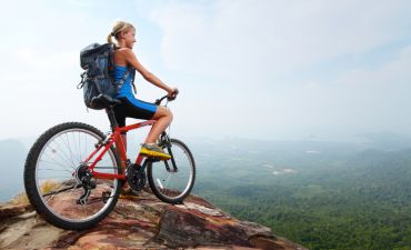 dziewczyna na rowerze w górach
