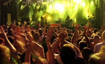 festiwal muzyczny - zespół grający koncert