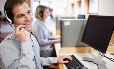 mężczyzna pracujący na call center