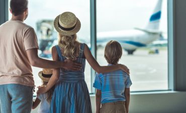 rodzina na lotnisku lecąca na wakacje