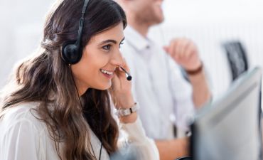 kobieta rozmawia przez telefon w call center