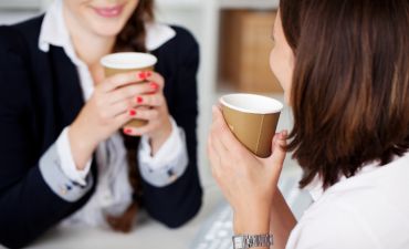 dwie kobiety rozmawiają w pracy