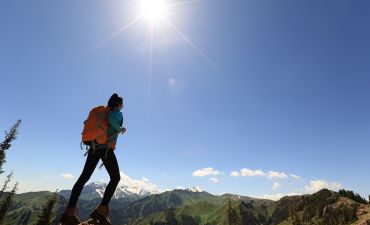 kobieta w góach podziwająca widoki