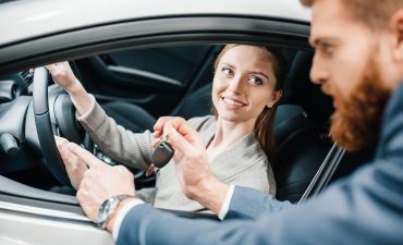 mężczyzna oddaje kluczyki