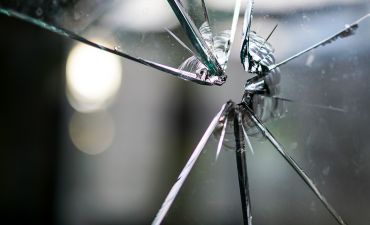 zbita szyba w mieszkaniu